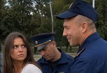Dva saobraćajna policajca zaustavila su mladu ženu bez razloga, pribili je uz auto i grubo stavili joj lisice. Ali kada joj je jedan od policajaca posegnuo u džep na njen zahtjev, obojica su se smrznuli od šoka kada su vidjeli šta je unutra. 😱