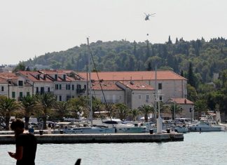JEZIV SNIMAK SA JADRANSKE MAGISTRALE KRUŽI MREŽAMA! Ljudi se KRSTE zbog prizora,DAL JE NORMLNA OVA DJEVOJKA.. pitaju se GDE JE POLICIJA?!