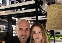 Moj otac me je pozvao na večeru, uhvatio me za ruku i rekao svojim prijateljima: „Upoznajte devojku koju volim.“ Sedela sam preplašena — sve dok jedan od njegovih prijatelja nije rekao nešto zbog čega sam briznula u plač…