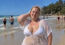 Moj suprug odbijao je tijekom našeg odmora iz snova snimiti čak ijednu moju fotografiju, stalno ponavljajući da mu se „jednostavno ne da“… Ali kada sam otkrila od koga me zapravo pokušavao sakriti, učinila sam samo jednu stvar, potpuno tiho, koja ga je rasplakala i natjerala da me preklinje za oprost. 😳💔