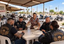 Četvorica motorista naručila su hranu u malom restoranu pored puta, a zatim otišla ne plativši račun jer su mislila da im siromašna starica, vlasnica restorana, ne može ništa učiniti. Ali ti muškarci nisu mogli ni zamisliti s kim su se zapravo zakačili. 😳