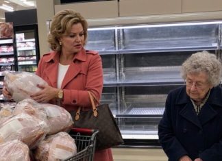 Bogata žena kupila je sve ćurke na akciji, dok je starija baka preklinjala da ostavi bar jednu za svog bolesnog unuka. Tada se iz zvučnika supermarketa začuo muški glas, a žena je odjednom prebledela.