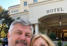 Četrdeset godina nakon našeg medenog mjeseca vratili smo se u isti hotel – a onda je recepcioner pogledao mog supruga i prošaptao: „Dobro došli natrag.”