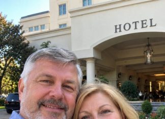 Četrdeset godina nakon našeg medenog mjeseca vratili smo se u isti hotel – a onda je recepcioner pogledao mog supruga i prošaptao: „Dobro došli natrag.”