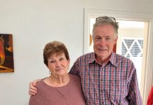 Moj muž je stalno govorio: „Ti samo nosiš tanjire, dok ja radim pravi posao.“ A onda je jedne večeri njegov šef ušao u restoran, ugledao me u konobarskoj uniformi i iznenada ustao od stola… 😨💔