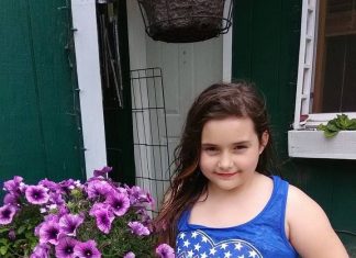 Godinama mi je suprug zabranjivao fotografirati našu 9-godišnju kćer. Jednog dana potajno sam objavila njezinu fotografiju na Facebooku. Dva sata poslije nazvala me nepoznata žena: „Odmah izbrišite tu fotografiju! Nemate pojma koga odgajate u svojoj kući!” Kad je moj suprug čuo njezino ime, pao je na koljena i briznuo u plač…
