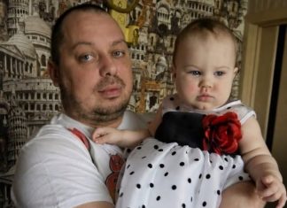 Moj muž je insistirao da svake večeri sam kupa našu malu kćerku. Kada sam ga jedne večeri krišom pratila, noge su mi se odsjekle od straha. 😱💔