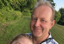 Otišla sam u šumu sa svojim ocem. Odjednom me je zgrabio za ruku i rekao: „Konačno smo sami. Dođi ovamo, da te poljubim. Toliko dugo sam želeo ovo da uradim.“ Užasnuta, pokušala sam da se izmaknem. Ali moj otac je prišao bliže, uhvatio me za ramena i šapnuo: „Ne boj se, dušo. Tvoja majka nikada neće saznati šta se dogodilo između nas.“ Počela sam da drhtim. A kada je rekao: „Čekao sam 19 godina na ovaj trenutak“,…