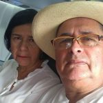 Nakon 52 godine braka, moj muž me je poveo avionom, ne rekavši mi kuda idemo. Na polovini leta, čvrsto mi je stegao ruku i šapnuo: „Posle današnjeg dana, svoju decu više nikada nećeš videti.“ Zurila sam u čoveka s kojim sam provela čitav život, prestravljena onim što je time želeo da kaže…