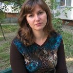😱💔 S 63 godine vlastita me kći izbacila na ulicu. Dok sam sjedila i plakala na autobusnoj stanici, prestravljeni dječačić dotrčao je do mene, zagrlio me i povikao: „Mama, molim te, spasi me!” No ono što je policija otkrila samo nekoliko sati kasnije razotkrilo je zastrašujuću obiteljsku tajnu skrivenu punih 35 godina…