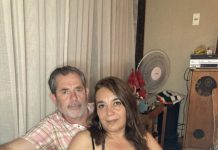 „Nakon 28 godina braka, moj suprug je iznenada počeo zaključavati vrata naše spavaće sobe svake noći, tačno u 2:13 ujutro. Jedne noći pretvarala sam se da spavam i potajno krenula za njim. Ali kada sam iznutra začula glas vlastite majke, krv mi se sledila u žilama… A kada sam pogledala kroz ključanicu i vidjela šta moj suprug radi, morala sam rukom prekriti usta kako ne bih vrisnula…“