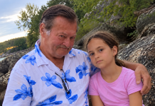 Na ovoj fotografiji smiješila sam se pored svog očuha… Godinama je moja majka vjerovala da me voli kao vlastitu kćer, ali nije imala pojma što se zapravo događalo iza njenih leđa — niti zašto ću tu tajnu nositi sa sobom još mnogo godina