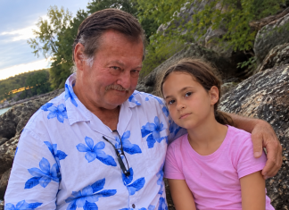 Na ovoj fotografiji smiješila sam se pored svog očuha… Godinama je moja majka vjerovala da me voli kao vlastitu kćer, ali nije imala pojma što se zapravo događalo iza njenih leđa — niti zašto ću tu tajnu nositi sa sobom još mnogo godina