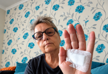 „Imam 74 godine. Svake večeri moja snaha me tjerala da popijem čašu vode prije spavanja. Jednog jutra probudila sam se sa zavijenom rukom, a nisam se mogla sjetiti ničega što se dogodilo prethodne noći. Odlučila sam postaviti skrivenu kameru, ali ono što sam sljedećeg jutra vidjela na snimku natjeralo me da odmah pozovem sina…” 😱💔‼️