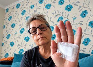 „Imam 74 godine. Svake večeri moja snaha me tjerala da popijem čašu vode prije spavanja. Jednog jutra probudila sam se sa zavijenom rukom, a nisam se mogla sjetiti ničega što se dogodilo prethodne noći. Odlučila sam postaviti skrivenu kameru, ali ono što sam sljedećeg jutra vidjela na snimku natjeralo me da odmah pozovem sina…” 😱💔‼️