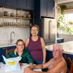 Moja majka imala je 72 godine kada mi je priznala: „Tvoj otac mi već godinama svakog mjeseca plaća da šutim. Ako jednog dana otkriješ što je doista učinio, možda ga više nikada nećeš htjeti zvati tatom.“ Kada je moja majka izgovorila svoje posljednje riječi, on je iznenada ustao i zaključao vrata kuhinje iznutra…