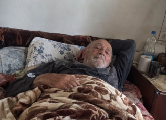 Pronašli smo mog 71-godišnjeg oca zarobljenog sa svojim izgladnjelim svinjama u 4:30 ujutro — a vrata su bila zaključana izvana…