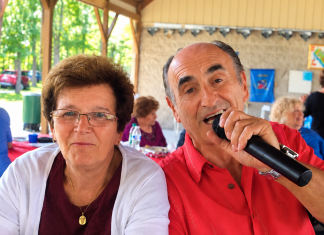 Pred 100 gostiju moj muž je uzeo mikrofon i objavio: „Moja majka više neće živjeti u staračkom domu, a moja žena mora VEČERAS napustiti našu spavaću sobu!“ Ono što sam uradila nekoliko minuta kasnije šokiralo je cijelu salu… 😨😭‼️